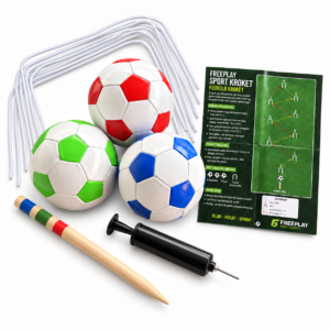 Fodbold kroketspil – sjovt havespil med 3 bolde og 9 buer. Kombinér det bedste fra fodbold og klassisk kroket havespil med Freeplay Sport Fodboldkroket som er et sjovt og aktivt havespil for familie, venner og fodboldspillere. I stedet for at bruge en kroketkøller, skal spillerne sparke deres fodbold igennem banens ni buer. Det kræver præcision, den rigtige sparkestyrke og ikke mindst god kontrol over fodbolden. Banen kan opstilles på mange forskellige måder, så I selv bestemmer længden og sværhedsgraden. Sjov præcisionstræning for fodboldspillere Freeplay Fodboldkroket er ikke kun et underholdende havespil. Det er også en sjov måde at træne færdigheder, som kan bruges på fodboldbanen. Når fodbolden skal sparkes præcist gennem buerne, øver spilleren blandt andet: Præcisionsspark Boldkontrol og førsteberøring Retning og styrke i afleveringer Korte, kontrollerede skud Koncentration og afstandsbedømmelse Spillet kan derfor bruges som en anderledes aktivitet til fodboldtræningen, som opvarmning eller som en hyggelig konkurrence mellem spillerne. Sådan spiller I fodboldkroket Sæt de ni buer op som en bane mellem start og målpælen. Hver spiller eller hvert hold vælger en farvet fodbold og skiftes til at sparke. Bolden skal gennem buerne i den aftalte rækkefølge. Når en spiller har gennemført alle ni buer, skal bolden sparkes hen til den afsluttende målpæl. Den første spiller eller det første hold, der gennemfører hele banen, vinder. Afstanden mellem buerne kan tilpasses spillerne. Lav en kort og enkel bane til begyndere eller øg afstanden og vinklerne for at skabe en mere udfordrende præcisionsbane. Perfekt til haven, parken og fodboldbanen Fodboldkroket er nemt at tage frem, når der skal hygges og konkurreres udendørs. Spillet kan opstilles på græs i haven, ved sommerhuset, i parken eller på fodboldbanen. Med tre forskellige farvede fodbolde, kan der spilles individuelt eller på op til tre hold. Sættet indeholder 3 fodbolde i rød, grøn og blå 9 hvide metalbuer 2 farvemarkerede målpæle Boldpumpe Dansk spillevejledning Freeplay Fodboldkroket er det oplagte valg, når du leder efter et aktivt havespil, der kombinerer bevægelse, konkurrence og præcisionstræning.