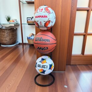 Freeplay Rackball boldholder i Stål til 3 bolde Med dette boldholder stativ i stål, kan du holde dine sportsbolde organiseret på en nem og stilfuld måde. Boldholderen kan rumme op til 3 bolde. Det er stabilt og nemt at samle. Få styr på alle dine sportsbolde på værelset eller i garagen.