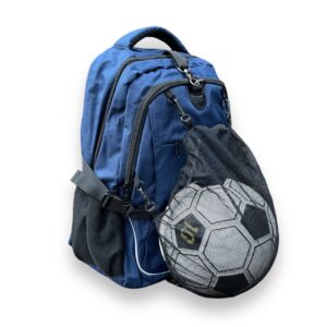 Lækker letvægts fodbold sports rygsæk i blå farve med plads til fodbolden foran på tasken i et smart boldnet