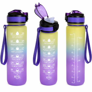 Vandflaske Motivations Coolbottle 900ML - Lilla Denne smarte motivations drikkeflaske er en funktionel vandflaske på 900 ml, der gør det nemt at opbygge og fastholde en god drikkevane gennem hele dagen. Siden af flasken har visuelle tidsmarkører, der hjælper med at strukturere og overvåge dagens væskeindtag time for time.