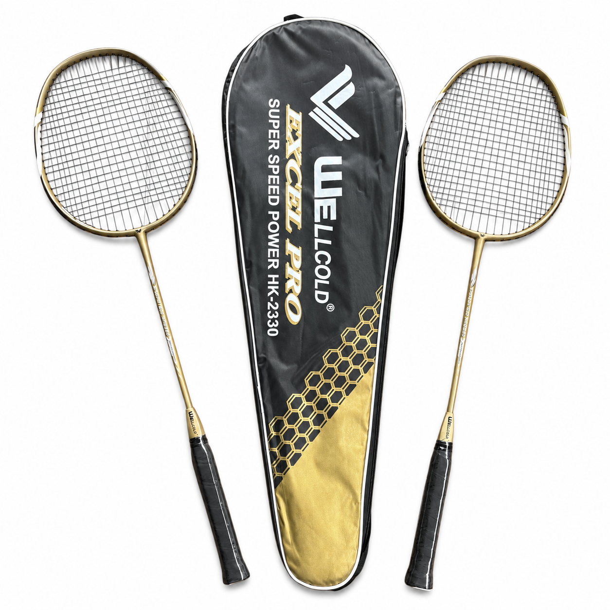 2 stk Badminton SUPER PRO SPEED Kulfiber ketcher Badmintonketcher WELLCOLD Excel Pro HK-2330 – 2 stk. WELLCOLD Excel Pro HK-2330 er et komplet sæt med to badminton ketcher til begyndere, motionister og fritidsspillere. Sættet er perfekt til hyggelige badmintonkampe i haven, sommerhuset, skolen eller sportshallen og kan bruges af både unge og voksne. Ketcherne er fremstillet med en slidstærk guldramme i aluminiumslegering og et skaft i kulfiber. Kombinationen giver en stærk og stabil badmintonketcher, som samtidig er let at håndtere og giver god kontrol over slagene. Hver ketcher vejer cirka 99 gram og måler 67 cm i længden og cirka 20 cm i bredden. Ketcherne leveres færdigopstrengede med holdbare nylonstrenge og en strengespænding på 18–20 lbs. Der medfølger en praktisk WELLCOLD baretaske med skulderrem, som beskytter ketcherne og gør dem nemme at tage med på ferie, i hallen eller ud i haven. Hvem kan bruge ketcherne? WELLCOLD HK-2330 er særligt velegnet til: Begyndere og motionsspillere Unge og voksne Badminton i haven, skolen eller sportshallen Sommerhuset, campingferien og andre udendørsaktiviteter Specifikationer Mærke: WELLCOLD Model: Excel Pro HK-2330 Antal: 2 badmintonketchere Rammemateriale: Aluminiumslegering Skaftmateriale: Kulfiber Strenge: Nylon Greb: Syntetisk grip Vægt pr. ketcher: Ca. 99 gram Længde: 67 cm Bredde: Ca. 20 cm Leveres færdigopstrenget Taske med skulderrem medfølger Et godt og prisvenligt badmintonketcher spillesæt til smotion og masser af gode kampe. Kort produkttekst Badmintonsæt med to WELLCOLD Excel Pro HK-2330 ketcher og praktisk transporttaske. Ketcherne har aluminiumsramme, kulfiberskaft og en vægt på cirka 99 gram – ideelle til begyndere, motionister og hyggelige badmintonkampe.