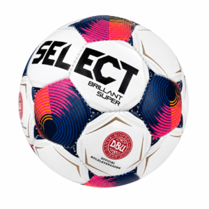 Select Mini Girl Fodbold MB Brillant Super V25 – Sjov til leg og hygge Select Brillant Super Girl fodbold er en lille og let hyggebold, inspireret af den originale Select Brillant kampfodbold. Den har det klassiske Select look i en kompakt størrelse, som gør den perfekt til børn, leg og sjov med bolden både inde og ude. Med en diameter på lidt over 15 cm og en omkreds på ca. 46 cm er bolden væsentligt mindre end en almindelig fodbold men samme størrelse som en håndbold. Det gør den nem for børn at håndtere, sparke til og tage med overalt. Den lille størrelse gør den samtidig sjov til småspil, tricks, jonglering og almindelig hygge i haven, på terrassen eller på værelset. Bolden er et oplagt valg til børn, der elsker fodbold og gerne vil have deres egen lille Select fodbold. Den kan også bruges som en ekstra bold i tasken, til små teknikøvelser eller blot som en sjov miniudgave af en rigtig kampbold.