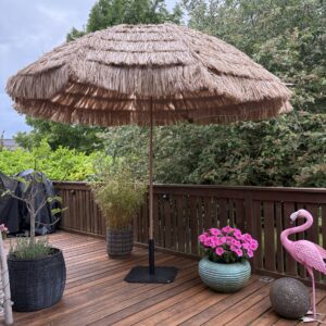 Skab tropisk stemning i haven eller på stranden Gør sommerdagene endnu bedre med denne flotte Hawaii Parasol, der kombinerer tropisk charme med effektiv solbeskyttelse.