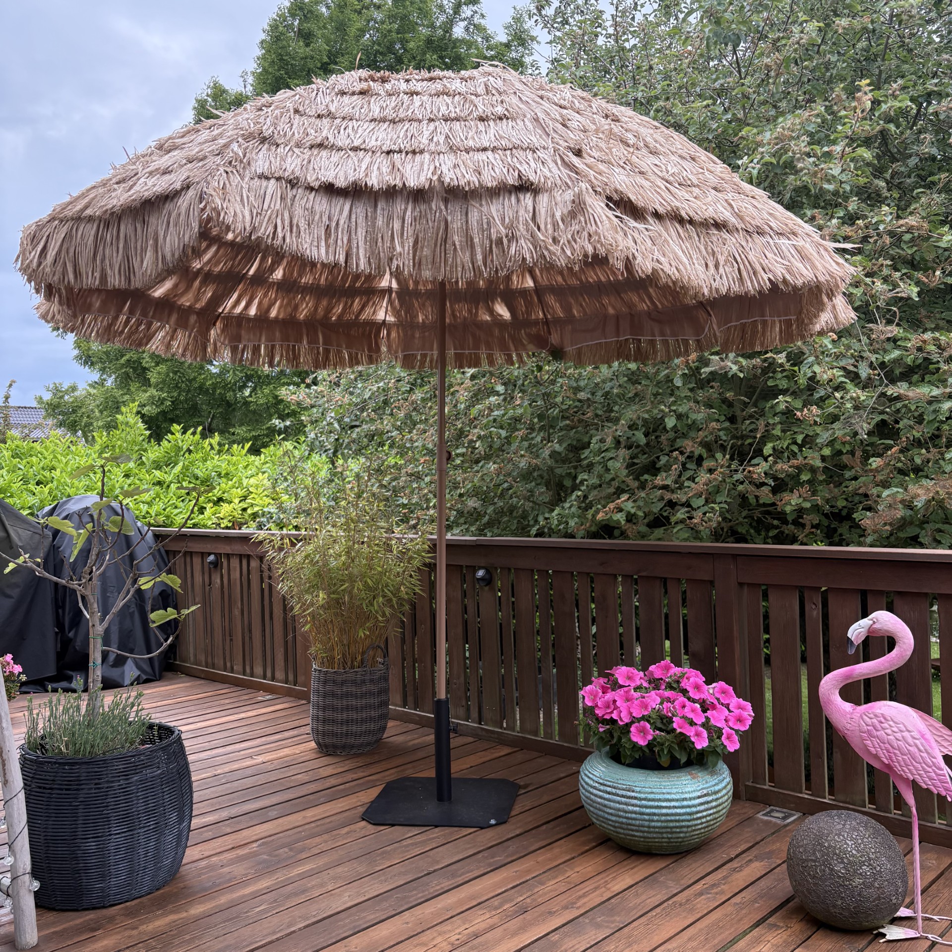 Skab tropisk stemning i haven eller på stranden Gør sommerdagene endnu bedre med denne flotte Hawaii Parasol, der kombinerer tropisk charme med effektiv solbeskyttelse.