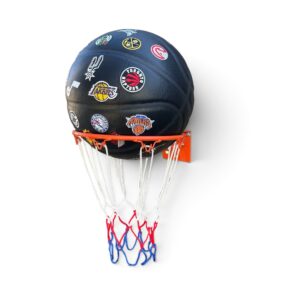 Freeplay Breakaway boldholder til basketballs Giv din basketball sin helt egen plads på værelset Freeplay Breakaway er en cool mini basketballkurv, der monteres direkte på væggen og fungerer som en praktisk og dekorativ boldholder. Perfekt til børneværelset, ungdomsværelset, kontoret eller i klubben og andre steder, hvor basketbolden gerne må være en del af indretningen. Basketbolden placeres ganske enkelt i den orange kurv, mens det klassiske NBA net giver boldholderen det helt rigtige basketball look. På den måde har du altid styr på bolden og samtidig med at den bliver flot præsenteret på væggen. Kurven har en diameter på ca. 23 cm og passer til alle slags basketballs i størrelse 5, 6 og 7.