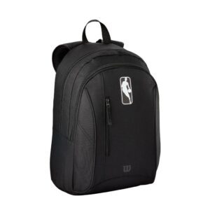 Wilson Officiel NBA Team Backpack - NBA logoman Wilson NBA Team Backpack – Din perfekte træningstaske. Tag din basketballtræning til nye højder med den stilfulde og funktionelle Wilson NBA Team Backpack. Denne rygsæk er designet til at rumme alt, hvad du behøver til træning og kamp, samtidig med at den holder dig organiseret og klar til at spille på højeste niveau. Officiel NBA rygsæk fra Wilson, men to store og et lille rum, samt flaske holde på siden. Kan fås med dit ynglings holds logo på forsiden, og altid med NBA logo på stroppen. Nøglefunktioner: Plads til alt – Tasken er udstyret med et rummeligt hovedrum til dit tøj, en speciel sko-lomme og et praktisk forrum til din basketball. Perfekt til den travle spiller, der har brug for at transportere alt fra træningstøj til udstyr. Forrum til basketball – Den unikke design gør det muligt at opbevare din basketball sikkert og nemt tilgængeligt i forrummet, så du hurtigt er klar til at spille. Komfortabel og praktisk – Med justerbare, polstrede skulderremme og et ergonomisk design, er denne taske komfortabel at bære, selv når den er fyldt med alt dit udstyr. NBA-inspireret design – Tasken er designet med stilfulde NBA teammotiver, hvilket giver dig et professionelt look, der passer perfekt til enhver spiller, der ønsker at vise deres passion for basketball. Uanset om du er på vej til træning, en kamp eller bare skal transportere dit udstyr, er Wilson NBA Team Backpack den ideelle følgesvend. Tidløs stil møder praktisk funktionalitet, så du kan fokusere på dit spil. Tasken måler: 47x30x30 cm. svarende til 28 liter Køb den nu og vær klar til at tage din træning med dig, hvor end du går!