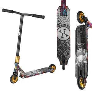 Trick Løbehjul NILS Extreme Spider Trick 110mm SPIDER NILS EXTREME – Stunt scooter til tricks og skatepark SPIDER NILS EXTREME løbehjul er en robust stunt scooter udviklet til freestyle, tricks og action fyldt kørsel i skaterparken. Den faste konstruktion uden foldemekanisme eller justerbart styr giver øget stabilitet og bedre kontrol som er perfekt, når der skal øves tricks og køres freestyle på rampen. Råt design med masser af attitude SPIDER NILS EXTREME kombinerer et minimalistisk, sporty look med markante detaljer. Det matte sorte T-bar-styr og de øvrige sorte komponenter står i flot kontrast til de gyldne detaljer på blandt andet clampen og hjulkernerne. De ribbede TPE-håndtag giver et godt og sikkert greb, så du har bedre kontrol, når der køres tricks og manøvrer. Scooteren er dekoreret med et dynamisk flerfarvet streak-design i blå, pink, rød og violet på forgaflen og langs kanten af decket. Ovenpå decket finder du et grafitgråt edderkoppespindsmotiv, mens undersiden har et markant edderkoppemotiv. Det giver scooteren et energisk udtryk inspireret af street art og tegneseriestil. Klar til freestyle De 110 x 24 mm PU-hjul og ABEC-9-kuglelejer sikrer et godt og jævnt rul, mens den integrerede styring og HIC-kompression er designet til freestylekørsel og tricks. Det solide stål-deck måler 50 x 11,5 cm og kombineres med et aluminiumskomponenter for en god balance mellem styrke og vægt. Den bagmonterede fodbremse gør det nemt at sænke farten og stoppe hurtigt efter et run eller under træning.