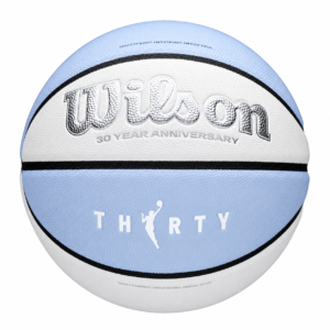 Wilson WNBA 30th Anniversary Legacy In-Outdoor Basketball Str.6 Designet til at markere næste kapitel i ligaens udvikling kombinerer WNBA 30th Anniversary Legacy Indoor/Outdoor Basketball et rent, moderne udtryk med professionel performance. De afdæmpede lilla nuancer og klare hvide toner skaber et moderne og fremadskuende design, mens det officielle 30-års jubilæumslogo er præget i sølvfolie for et eksklusivt og elegant finish. Bolden er udviklet med en Pure Feel-overflade og kompositkanaler med pebble-struktur, som giver en fremragende boldføling, høj slidstyrke og ensartet performance – både indendørs og udendørs. Designet er inspireret af WNBA's historiske udvikling, rekordstore momentum og betydning for generationer af atleter. Resultatet er en eksklusiv basketball, der symboliserer, hvor ligaen er på vej hen, og de grænser, den fortsat er med til at bryde. En basketball til dig, der vil have mere end bare en flot bold WNBA 30th Anniversary Legacy Basketball i størrelse 6 er det oplagte valg til piger, kvinder og unge spillere, der ønsker en basketball med et eksklusivt WNBA-design kombineret med gode spilleegenskaber.