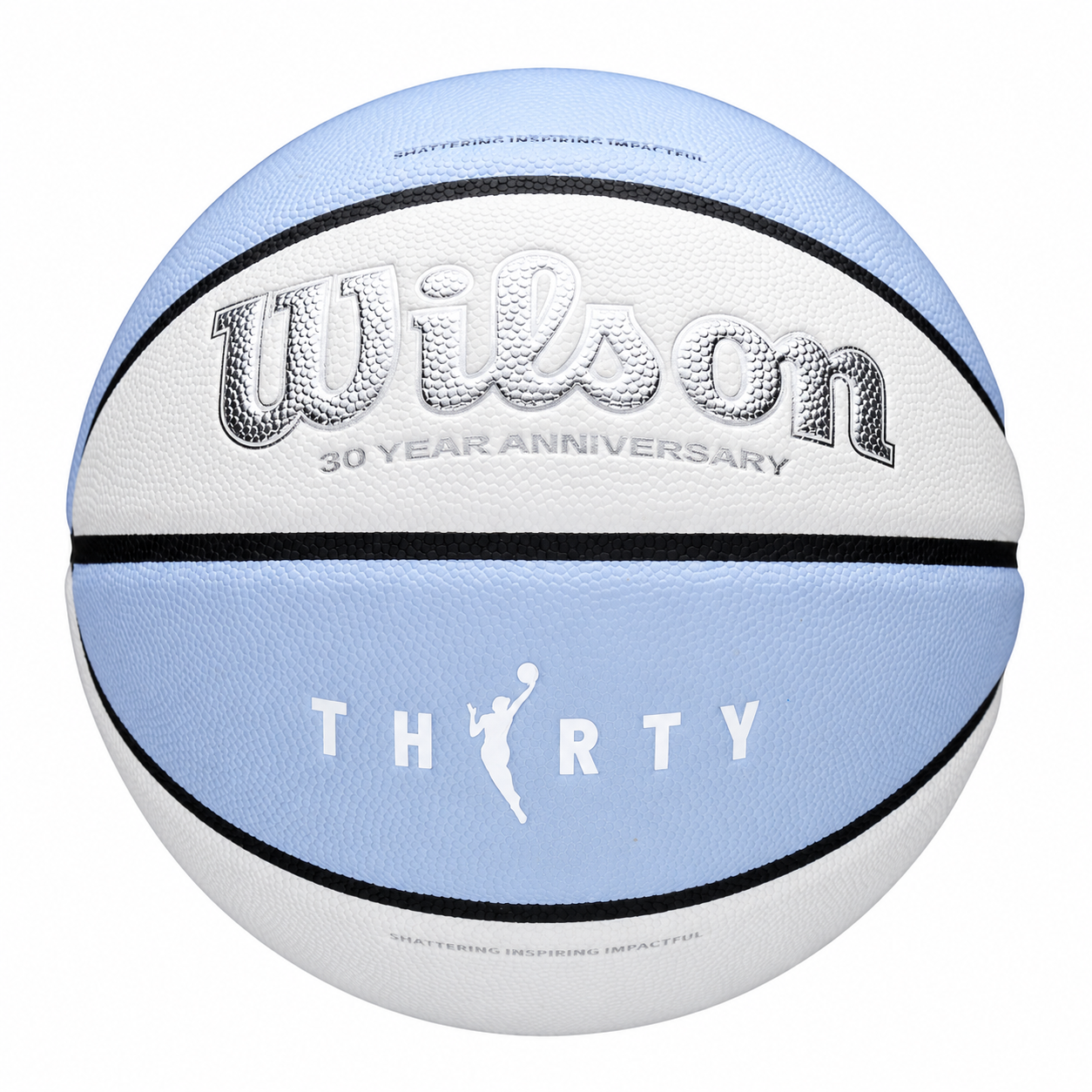 Wilson WNBA 30th Anniversary Legacy In-Outdoor Basketball Str.6 Designet til at markere næste kapitel i ligaens udvikling kombinerer WNBA 30th Anniversary Legacy Indoor/Outdoor Basketball et rent, moderne udtryk med professionel performance. De afdæmpede lilla nuancer og klare hvide toner skaber et moderne og fremadskuende design, mens det officielle 30-års jubilæumslogo er præget i sølvfolie for et eksklusivt og elegant finish. Bolden er udviklet med en Pure Feel-overflade og kompositkanaler med pebble-struktur, som giver en fremragende boldføling, høj slidstyrke og ensartet performance – både indendørs og udendørs. Designet er inspireret af WNBA's historiske udvikling, rekordstore momentum og betydning for generationer af atleter. Resultatet er en eksklusiv basketball, der symboliserer, hvor ligaen er på vej hen, og de grænser, den fortsat er med til at bryde. En basketball til dig, der vil have mere end bare en flot bold WNBA 30th Anniversary Legacy Basketball i størrelse 6 er det oplagte valg til piger, kvinder og unge spillere, der ønsker en basketball med et eksklusivt WNBA-design kombineret med gode spilleegenskaber.