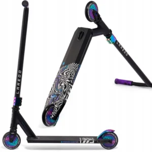 Trick Løbehjul Raven Evolution Laredo Color 110 mm Et trick løbehjul med masser af attitude Hvis du både går op i køreegenskaber og udseende, er Raven Evolution Laredo Color et oplagt valg. Den lave vægt, det høje styr og den stærke konstruktion gør den klar til rampen – mens de regnbuefarvede detaljer og det fraktale deck-design sørger for, at den ser mindst lige så godt ud, som den kører. Raven Evolution Laredo Color 110 mm er ikke bare et trick løbehjul – det er også et løbehjul, der skiller sig ud. Raven har sans for detaljerne, og Laredo-modellen er et perfekt eksempel. Under decket finder du et smukt fraktalt mønster, mens både clamp og hjul har en flot regnbuefarvet finish. De mange gennemtænkte detaljer giver løbehjulet et eksklusivt og gennemført look, som virkelig skiller sig ud på rampen. Men Laredo handler naturligvis ikke kun om udseendet. Det er bygget til rampekørsel og tricks og kombinerer en stærk konstruktion med en lav vægt på blot 3,3 kg. Det høje Y-Shape-styr på 86 cm giver en god og stabil kørestilling, mens det stærke box-inspirerede deck og de 110 mm hjul gør løbehjulet velegnet til både rampe, jumps og tricks. Styr Y-Shape-styr – en af de mest holdbare styrformer i Evolution-serien Gummigreb fra Ultra Grip-serien for et sikkert og behageligt greb Vægtykkelse: 1,5 mm Rørdiameter: 35,0 mm Styrebredde: 53 cm Håndtagsbredde: 13 cm Styrhøjde fra jorden: 86 cm Styrhøjde fra deck: 79 cm Optimal til personer på ca. 120–180 cm Mat lakering Clamp med 3 skruer Hjul 110 mm hjul ABEC-9 kromlejer Polycarbonat Core – lette og holdbare hjulkerner fremstillet i stærkt kompositmateriale Diameter: 110 mm Bredde: 24 mm Hårdhed: 88A Flot regnbuefarvet finish Deck Ultra High Performance Aluminium HS7000 – ultralet og stærkt aluminium, som også anvendes i luftfartsindustrien Brugbar deck-dimension: 34 × 11 cm Total deck-dimension: 50 × 11 cm Deckhøjde: 7 cm Frihøjde under deck: 4,7 cm Skridsikkert griptape Dekoreret med et flot fraktalt mønster Designet til rampekørsel og tricks Bremse Flex Fender-bremse – giver effektiv og kontrolleret opbremsning uden at blokere hjulet. Tekniske specifikationer Maks. brugervægt: 100 kg Løbehjulets vægt: 3,3 kg Hjulstørrelse: 110 mm Hjulhårdhed: 88A Anvendelse: Rampekørsel og tricks