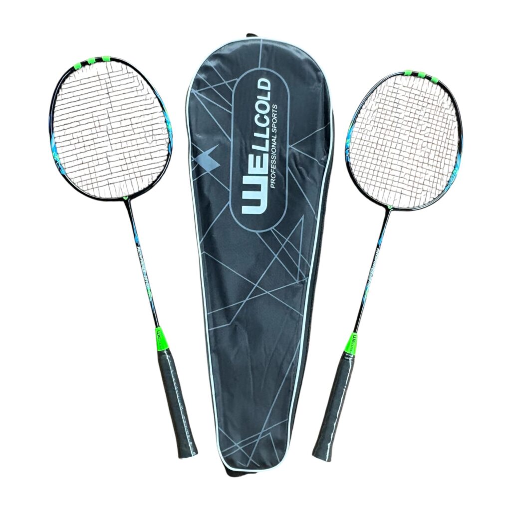 2 stk Badminton Pathfinder 8810P ketcher Wellcold Pathfinder 8810P er en slidstærk og brugervenlig badmintonketcher til begyndere, motionister og almindeligt fritidsspil. Den er velegnet til både unge og voksne samt til skoler og institutioner. Ketcheren har en robust ramme i aluminium, et let skaft i kulfiber, nylonstrenge og et behageligt PVC-greb. Den vejer cirka 95 gram og leveres med et praktisk beskyttelsescover. Specifikationer Mærke: WELLCOLD Model: Pathfinder 8810P Ramme: Aluminiumslegering Skaft: Let skaft i kulfiber Strenge: Nylon Greb: Syntetisk grip Vægt: Ca. 95 gram Længde: 65 cm Bredde: Ca. 20 cm Strengespænding: 18–20 lbs Farve: Blå og sort Beskyttelsestaske med skulderrem medfølger Velegnet til begyndere, unge, voksne og motionsspillere En meget prisvenlig badmintonketcher til sjov, træning og hyggelige badmintonkampe.