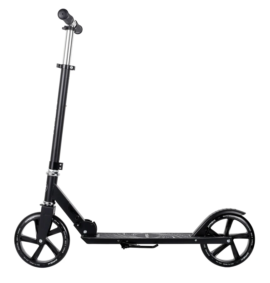 Løbehjul RASK med store hjul - Momentum SORT 200mm Et smart, komfortabelt og praktisk foldbart transport løbehjul til børn og unge – med store 200 mm hjul, ABEC-9 kuglelejer og foldbart design. RASK Momentum Black 200 mm er et moderne transport løbehjul til børn og unge, der kombinerer komfort, funktionalitet og et flot design. De store 200 mm gummihjul giver en behagelig kørsel, mens de lukkede ABEC-9 kuglelejer sikrer et godt og jævnt rul. Løbehjulet er særligt velegnet til børn og unge, der bruger løbehjulet som et praktisk transportmiddel til skole, fritidsaktiviteter, venner eller ture i lokalområdet. Hvorfor vælge et transport løbehjul til børn og unge? Et transport løbehjul er mere end bare sjov og leg. Det kan være en praktisk måde for børn og unge at komme rundt på i hverdagen.