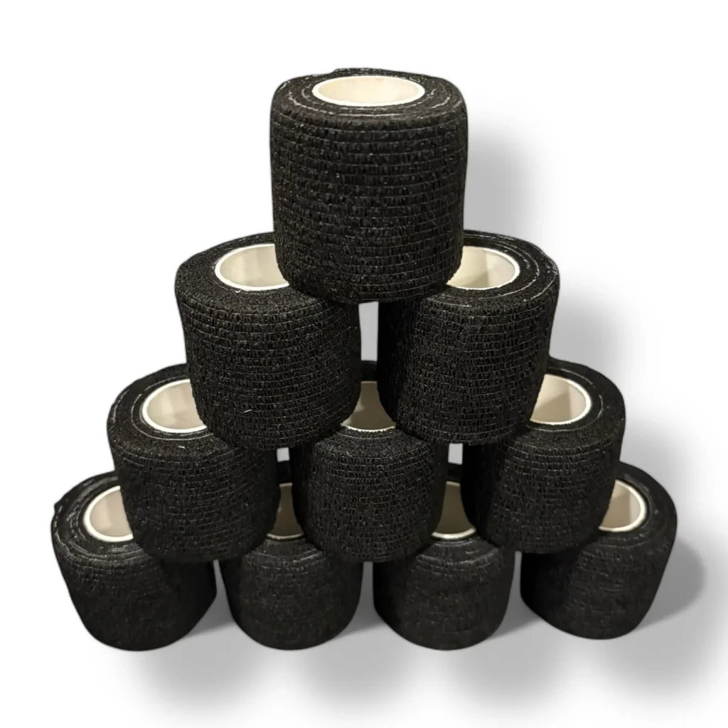 10 Stk Wrap Strømpetape Freeplay Sport - Sort Køb Freeplay Sport strømpetape hos Streetplay – Den bedste kvalitet til fodboldskinner og fodboldstrømper Er du på udkig efter den bedste strømpetape til at sikre dine fodboldstrømper og fodboldskinner under træning og kamp? Derfor skal du vælge Freeplay Sport strømpetape, der er designet til at give dig den optimale støtte og komfort under brug. Højkvalitets strømpetapen er ideel til både fodboldspillere og sportsentusiaster, der har brug for en løsning til at fastgøre deres strømper eller benskinner. Tapen er let at bruge og sikrer, at dine fodboldstrømper sidder på plads, samtidig med at den giver en ekstra stabilisering af dine skinner. Den fleksible og elastiske tape gør det muligt at bevæge sig frit, samtidig med at den giver ekstra holdbarhed og komfort. Fordele ved Freeplay Sport strømpetape: Optimal støtte: Hjælper med at sikre, at fodboldstrømper og skinner bliver på plads under hele kampen. Høj kvalitet: Freeplay er kendt for deres kvalitets produkter, der giver både funktion og holdbarhed. Let at bruge: Tapen rives nemt over og påføres hurtigt uden problemer. Perfekt til både træning og kamp: Ideel til daglig brug på banen, uanset om du spiller professionelt eller som hobbyspiller. Køb din sportstape i dag og få den bedste kvalitet på markedet. Oplev den perfekte komfort, som vil hjælpe dig med at yde dit bedste på fodboldbanen. Specifikationer: Indhold: 10 stk strømpetape i sort. Størrelse: Bredde 5 cm x Længde 4.5 m pr.rulle. Materiale: 90% Polypropylen 10% Spandex. Kan bruges direkte på benet.