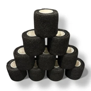 10 Stk Wrap Strømpetape Freeplay Sport - Sort Køb Freeplay Sport strømpetape hos Streetplay – Den bedste kvalitet til fodboldskinner og fodboldstrømper Er du på udkig efter den bedste strømpetape til at sikre dine fodboldstrømper og fodboldskinner under træning og kamp? Derfor skal du vælge Freeplay Sport strømpetape, der er designet til at give dig den optimale støtte og komfort under brug. Højkvalitets strømpetapen er ideel til både fodboldspillere og sportsentusiaster, der har brug for en løsning til at fastgøre deres strømper eller benskinner. Tapen er let at bruge og sikrer, at dine fodboldstrømper sidder på plads, samtidig med at den giver en ekstra stabilisering af dine skinner. Den fleksible og elastiske tape gør det muligt at bevæge sig frit, samtidig med at den giver ekstra holdbarhed og komfort. Fordele ved Freeplay Sport strømpetape: Optimal støtte: Hjælper med at sikre, at fodboldstrømper og skinner bliver på plads under hele kampen. Høj kvalitet: Freeplay er kendt for deres kvalitets produkter, der giver både funktion og holdbarhed. Let at bruge: Tapen rives nemt over og påføres hurtigt uden problemer. Perfekt til både træning og kamp: Ideel til daglig brug på banen, uanset om du spiller professionelt eller som hobbyspiller. Køb din sportstape i dag og få den bedste kvalitet på markedet. Oplev den perfekte komfort, som vil hjælpe dig med at yde dit bedste på fodboldbanen. Specifikationer: Indhold: 10 stk strømpetape i sort. Størrelse: Bredde 5 cm x Længde 4.5 m pr.rulle. Materiale: 90% Polypropylen 10% Spandex. Kan bruges direkte på benet.