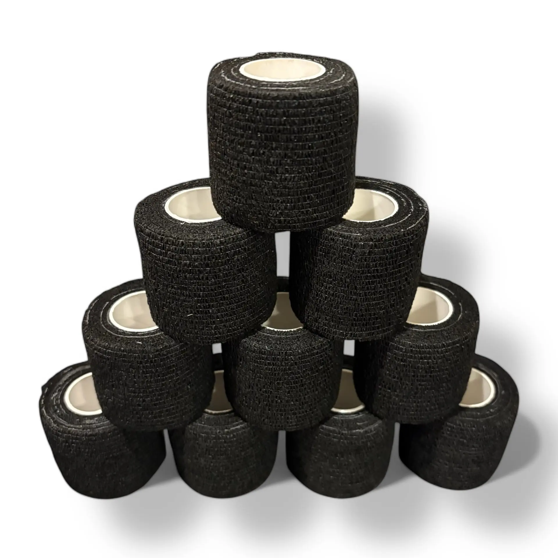 10 Stk Wrap Strømpetape Freeplay Sport - Sort Køb Freeplay Sport strømpetape hos Streetplay – Den bedste kvalitet til fodboldskinner og fodboldstrømper Er du på udkig efter den bedste strømpetape til at sikre dine fodboldstrømper og fodboldskinner under træning og kamp? Derfor skal du vælge Freeplay Sport strømpetape, der er designet til at give dig den optimale støtte og komfort under brug. Højkvalitets strømpetapen er ideel til både fodboldspillere og sportsentusiaster, der har brug for en løsning til at fastgøre deres strømper eller benskinner. Tapen er let at bruge og sikrer, at dine fodboldstrømper sidder på plads, samtidig med at den giver en ekstra stabilisering af dine skinner. Den fleksible og elastiske tape gør det muligt at bevæge sig frit, samtidig med at den giver ekstra holdbarhed og komfort. Fordele ved Freeplay Sport strømpetape: Optimal støtte: Hjælper med at sikre, at fodboldstrømper og skinner bliver på plads under hele kampen. Høj kvalitet: Freeplay er kendt for deres kvalitets produkter, der giver både funktion og holdbarhed. Let at bruge: Tapen rives nemt over og påføres hurtigt uden problemer. Perfekt til både træning og kamp: Ideel til daglig brug på banen, uanset om du spiller professionelt eller som hobbyspiller. Køb din sportstape i dag og få den bedste kvalitet på markedet. Oplev den perfekte komfort, som vil hjælpe dig med at yde dit bedste på fodboldbanen. Specifikationer: Indhold: 10 stk strømpetape i sort. Størrelse: Bredde 5 cm x Længde 4.5 m pr.rulle. Materiale: 90% Polypropylen 10% Spandex. Kan bruges direkte på benet.